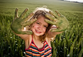 niña mostrando manos después de pintar 3x2contadoresauditores